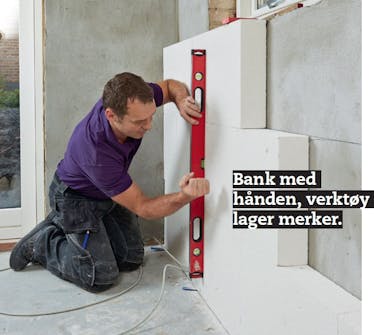 Isolere kjellervegg: Bank platene på plass Isolere kjellervegg: Bank platene på plass